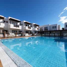 Bella Vista - Duplex with Pool and BBQ By Lanzarote Vacation Homes, hotelli kohteessa Puerto Calero