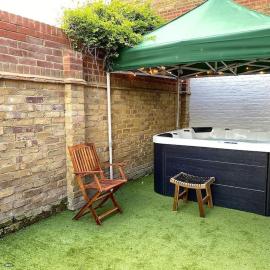 The Garden Apt Hot Tub - Westbrook Bay Beach - By Goldex Coastal Breaks, Hotel in Margate
