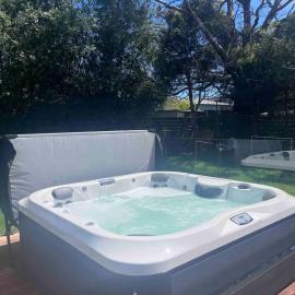 Homey Beach Cottage with Spa, walk to beach, hotel in Cowes