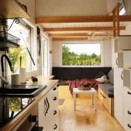 Lakefront Tiny House with WiFi, AC, Heating, all-year accessible, Hotel in Przybyszowy