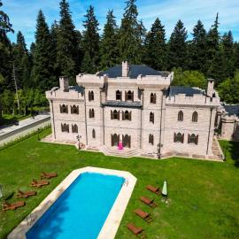 The Castle - Your unique way of retreat, hotel in Borovets
