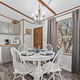 Blue Heron Lakefront Cabin on Caddo Lake Dock, hotel en Karnack