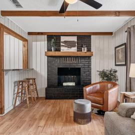 Cozy Modern Cabin Kayaks & Dock Access, hotel in Karnack