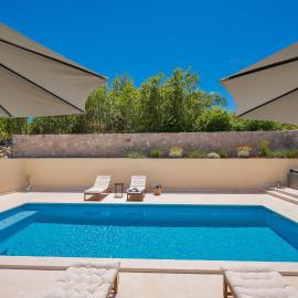 Unique Villa Pietra with heated private pool, hotel en Šestanovac