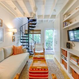 Steps to Commercial St! Lofted Provincetown Gem, hotel a Provincetown