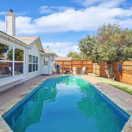 4BD 2BA Saginaw Sanctuary - Pool Firepit Laundry, hotel u gradu Saginaw