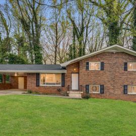 Spacious Decatur Home Sleeps 12, Work-Ready, hotel v destinácii Decatur