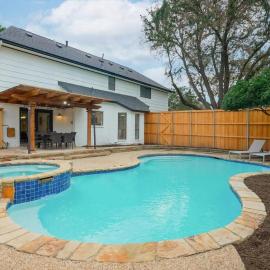 Perfect Getaway Home w 5 Bedrooms & Backyard Oasis، فندق في بلانو
