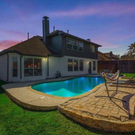 Pearl White Dream Home With Private Pool & Theatre, hotel u gradu Arlington