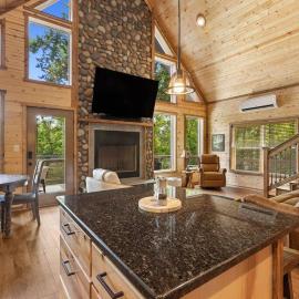 Riverside Oasis with Stunning Views, Cozy Firepit!, hotelli kohteessa Luray