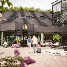 Schenna Resort، فندق في تشينا