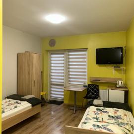 Noclegi Julia pokoje 1-3 parter Chodkiewicza 161 Kielce, hotel in Kielce