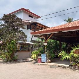 Sunday flower hotel and beach resort: Pooc şehrinde bir otel