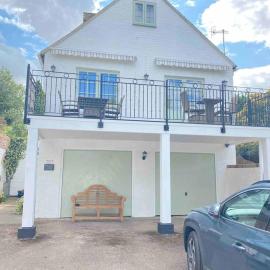 Riverside Cottage with balcony and fishing jetty, hotel in Upton upon Severn