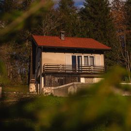 Cosy countryside cottage with indoor fireplace – hotel w mieście Sodražica