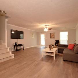 Modern 2BR Townhome, Sleeps 6,Near ATL: Conyers şehrinde bir otel