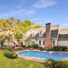 Private Pool Getaway 5BR Family Home, hotel u gradu Konjers