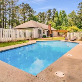 Luxury Poolside 4BR Sanctuary, Sleeps 8, Hotel in Conyers