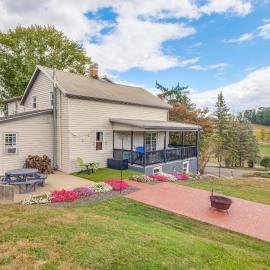‘Farmyard Stays’ Dundee Home w/ Scenic Views!, Hotel in Dundee