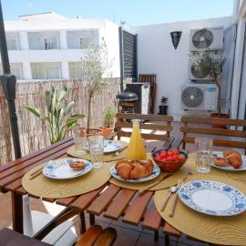 Spacious terrace, swimming pool, private parking, hotelli kohteessa Olhão