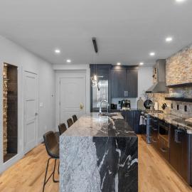Most Luxurious1Br in town And steps to the Gondola
