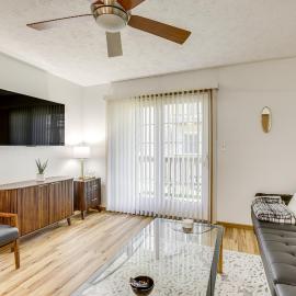 3 Mi to WVU: Condo w/ Deck in Morgantown, hotel en Morgantown