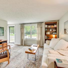 Greenbrier River Retreat w/ Deck - Steps to Trail!، فندق في Marlinton
