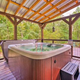 Pet-Friendly Home w/ Deck in Broken Bow!