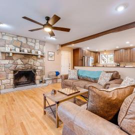 Game Room & Fire Pit: Chic Pocono Pines Home!, hotel a Pocono Pines