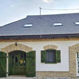 Bálint Borlak, Hotel in Hajós