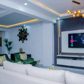 3 Bed Home Sleeps 6 - Garden Parking Wifi, hotel a Ibadan