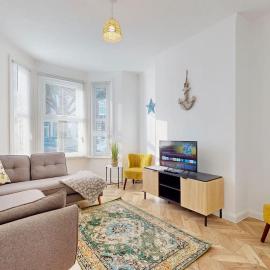 Bright & Spacious 4 Bed Victorian Home by Blue Buzzard Property, hotel v destinácii Kent