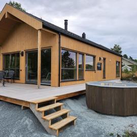 Nyoppført hytte med mulighet til å leie badestamp, hotel v destinaci Levanger