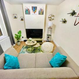 Chatham Home - Sleeps 6 - Close to Station - Wifi, hotel in Chatham