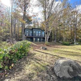 Luxe Modern Lakefront Oasis - Hot Tub, Sunset Views, Pet & Family Friendly! Close to UMF!, hotel in Wilton