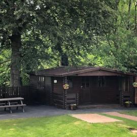 Self catering log cabin 5 mins from Kilkenny City Eircode R95 HH9W, hotel in Kilkenny