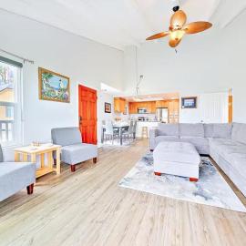 Oceanfront Condo in Newport Beach with Private Balcony and Perfect Location by the Pier, hotelli kohteessa Newport Beach