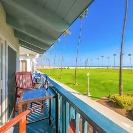 Condo in Newport Beach with Private Balcony and Ideal Location by the Pier, hotelli kohteessa Newport Beach