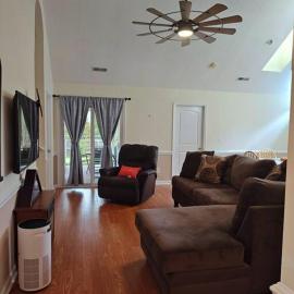 Work Group and Family Friendly! 3 Bedroom House with screened in porch, Hotel in New Bern