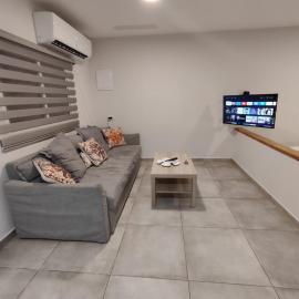 Michael's- A Lovely Studio Apartment