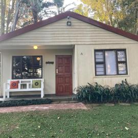 Khaled Estate Cottages - unit A, hotel in Hillcrest