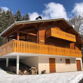 Family-friendly Self-catering Chalet Rental in Abondance - Sleeps 12 Portes du Soleil، فندق في أبودونس