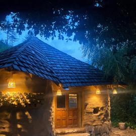 Janki's Commune - An Earthen Stay Amidst Old Manali
