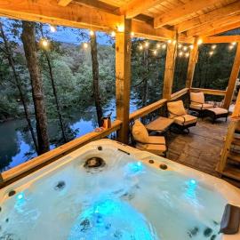 River Retreat Cabin - Living Water Farm, hotel u gradu Klivlend