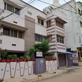 THE GUEST HOUSE - 1 Room AC for 4 Guests & 2 BHK AC for 4-10 Guests for Families & Friends, hotel in Hyderabad