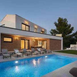Moderne Luxusvilla Mali Dvor mit Pool 500m am Meer in Porec, Hotel in Vabriga