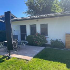 DEB 045 Bungalow mit Gartenterrasse in Altefähr, hotell i Altefähr