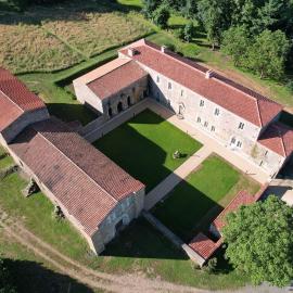 Gîte de charme au cœur de l'Abbaye de Trizay, hotel a Bournezeau