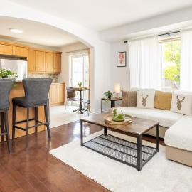 Cozy Modern 4BR Home with Sunny Patio, hôtel à Ottawa