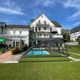Pino24 Ferienwohnungen mit Pool und Sauna, hotel din Hallenberg